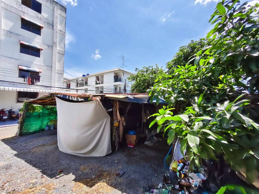 - ขายด่วน! ที่ดินพร้อมสิ่งปลูกสร้าง (บ้านเช่า 7 ห้อง) 150 ตร.ว. ทำเลทองลาดพร้าววังหิน 77