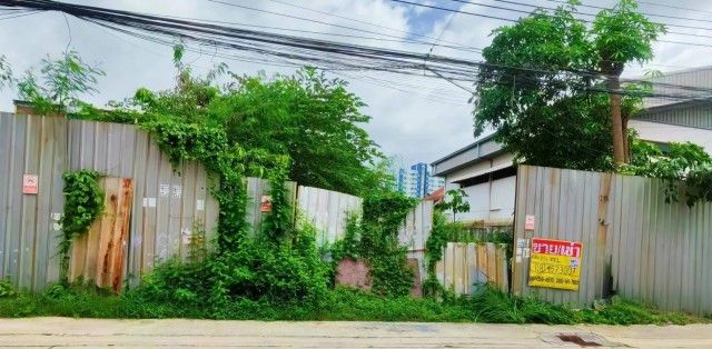 - ให้เช่าที่ดิน 136 ตารางวา ซอยสุภาพงษ์1 แยก6 ถนนศรีนครินทร์ ตรงข้ามซีคอนสแควร์ ศรีนครินทร์ ใกล้รถไฟฟ้าสายสีเหลือง