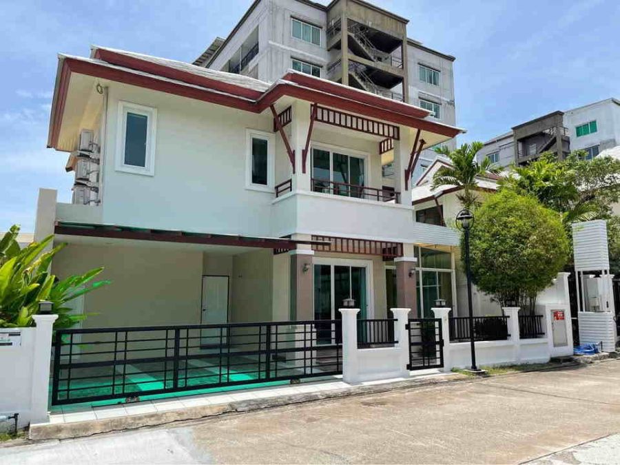 - ให้เช่าบ้านเดี่ยว 2 ชั้นหลังใหม่ 3 ห้องนอน เขาตาโล พัทยาใต้