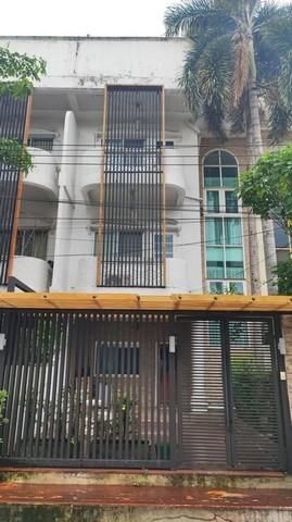 - ทำเลดีมาก! ให้เช่าทาวน์โฮม 3 ชั้น ย่านเลียบด่วนเอกมัย-รามอินทรา เดินถึง SISB เพียง 700 เมตร และใกล้ MRT ลาดพร้าว 71 เพียง 900 เมตร