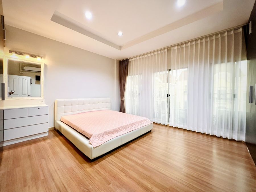 - ปล่อยเช่าทาวน์โฮมหลังใหญ่ รีโนเวทใหม่พร้อมอยู่! ม.บ้านกลางเมือง ศรีนครินทร์-โมนาโค (ซอยศรีนครินทร์ 24 / ซอยอนามัย)