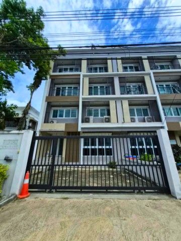 - ศรีนครินทร์ 39-47 อ่อนนุช ให้เช่าออฟฟิศ 3.5 ชั้นพร้อมลิฟท์ 3 นอน 6 น้ำ ใกล้MRT ศรีนครินทร์ 38 350ม.พื้นที่ใช้สอย 348 ตร.ม.เหมาะสำหรับบริษัท