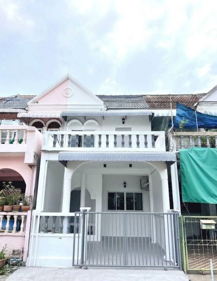 - ให้เช่าทาวน์โฮม 2 ชั้น พื้นที่ 24 ตร.ว. พื้นที่ใช้สอย 200 ตร.ม. พร้อมเฟอร์นิเจอร์ใหม่ยกหลัง ซอยวชิรธรรมสาธิต 57 แยก 18