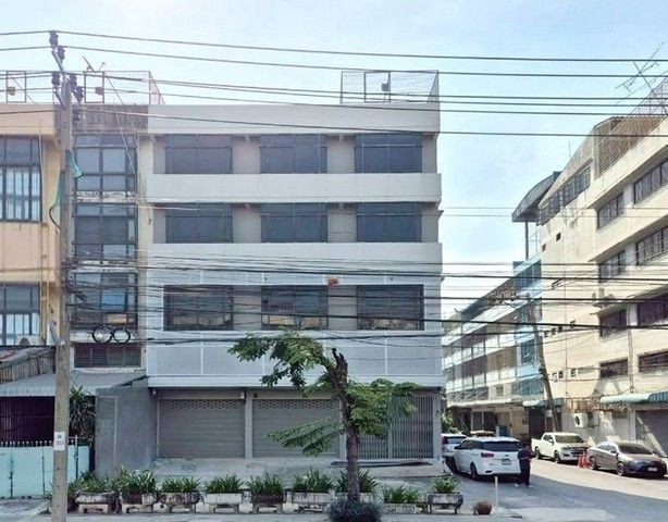 - อาคาร 4 ชั้น 3 คูหา พื้นที่ใช้สอยภายใน รวม 800 ตร.ม.ติดริมถนนเอกชัย