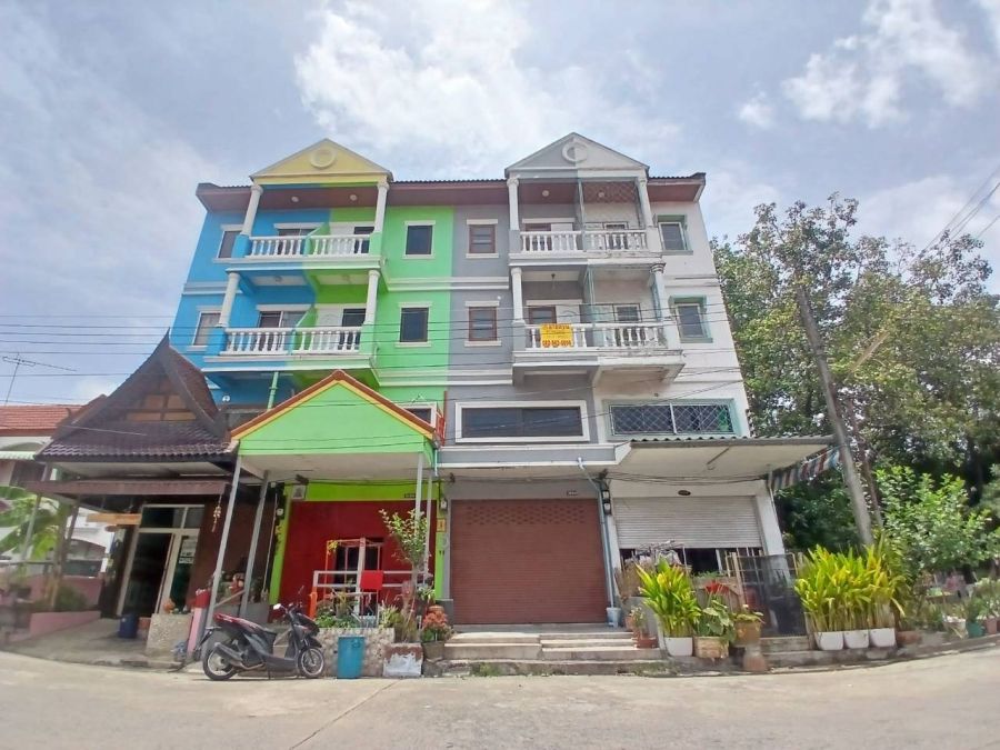 - ขายอาคารพาณิชย์ 3 ชั้น หมู่บ้านรุ่งเรืองเฮ้าส์1 คลอง4 ถนนพระองค์เจ้าสาย