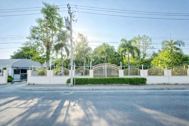 - ติดถนนใหญ่ 12 ห้องราชพฤกษ์ บางกร่าง ให้เช่าที่ดินพร้อมอาคาร 1 ไร่ 1 งาน 93 ตร.วา. 1 โรงอาหาร ใกล้ตลาดลาว 300 ม.วัดโบสถ์ดอนพรหม