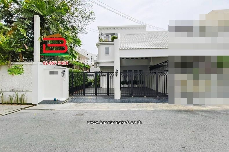 - บ้านแฝด 2 ชั้น (หลังริม) เนื้อที่ 42 ตร.ว. สุขุมวิท 63 ซอยเอกมัย 12 (ซอยเจริญใจ) ถนนสุขุมวิท แขวงคลองตัน เขตพระโขนง