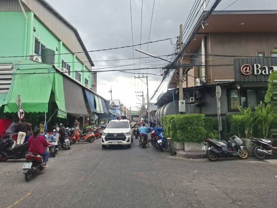 - ขายบ้านพร้อมที่ดิน ทำเลค้าขาย อยู่กลางใจตลาด.4.มุมเมือง