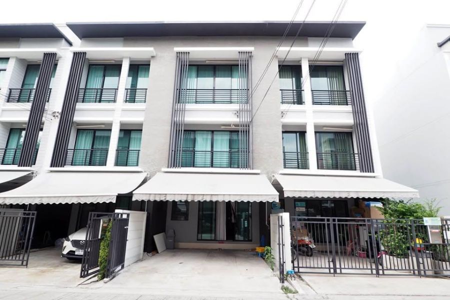 - ให้เช่าทาวน์โฮม 3 ชั้น บ้านกลางเมือง พระราม 9-รามคำแหง ซอยรามคำแหง 39 ใกล้ SISB, KIS (ฝรั่งเศส), รร.บดินทรเดชา และทางด่วนเอกมัย-รามอินทรา