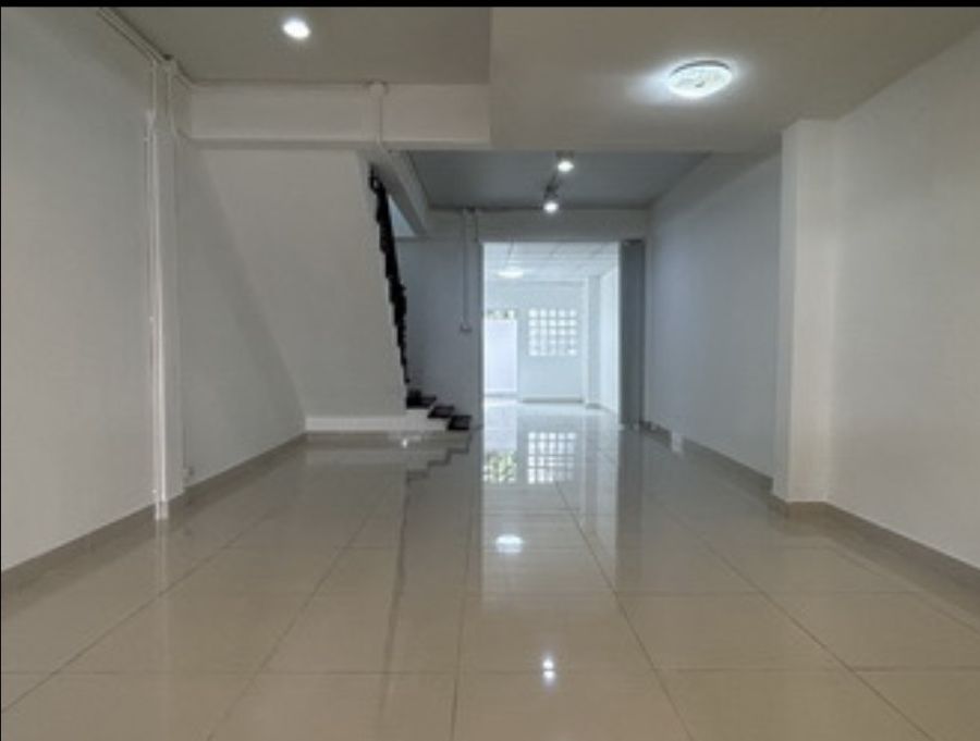 - บ้านเช่า ทาวน์เฮ้าส์ 2 ชั้นรีโนเวทใหม่ ลาดพร้าว 87