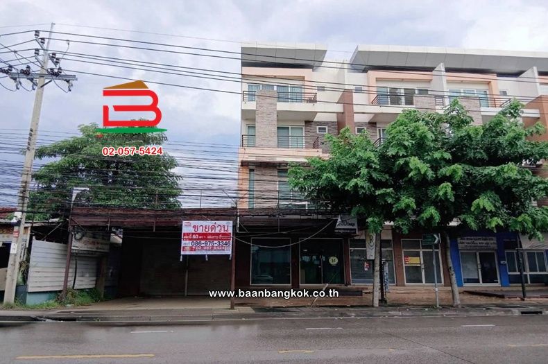 - อาคารพาณิชย์ 4 ชั้น (หลังริม) เนื้อที่ 60 ตร.ว. ซอยราษฎร์พัฒนา 13 ถนนราษฏร์พัฒนา แขวงราษฎร์พัฒนา เขตสะพานสูง