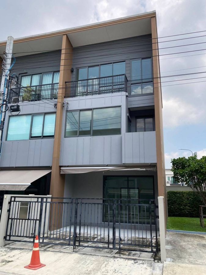 - บ้านทาวโฮมแต่ได้บรรยากาศบ้านเดี่ยว หลังริมให้ความเป็นส่วนตัวด้วยถนนหน้ากว้าง 12 เมตรหลังสุดท้าย
