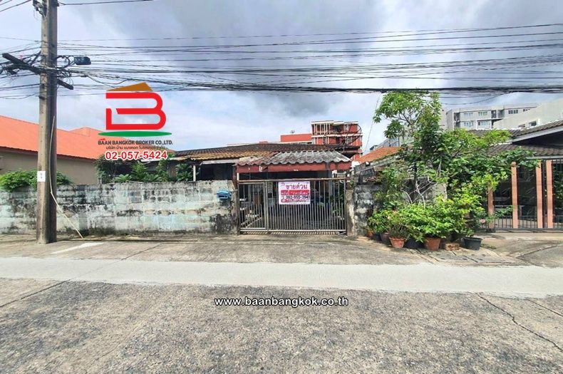 - ที่ดินพร้อมบ้านเดี่ยว ชั้นเดียว เนื้อที่ 54 ตร.ว. หมู่บ้านคงหิรัญ ซอยรามอินทรา 49 ถนนรามอินทรา แขวงท่าแร้ง เขตบางเขน