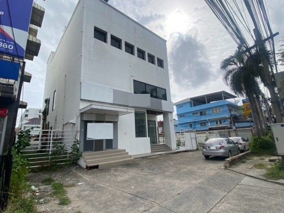 - ให้เช่าอาคารสำนักงาน 3.5 ชั้น ทำเล ริมถนนเทพารักษ์ ใกล้แยกศรีนครินทร์ / หน้าอาคาร รถไฟฟ้า สายสีเหลือง / จอดรถกว่า 10 คัน / เหมาะหลากหลายธุรกิจ