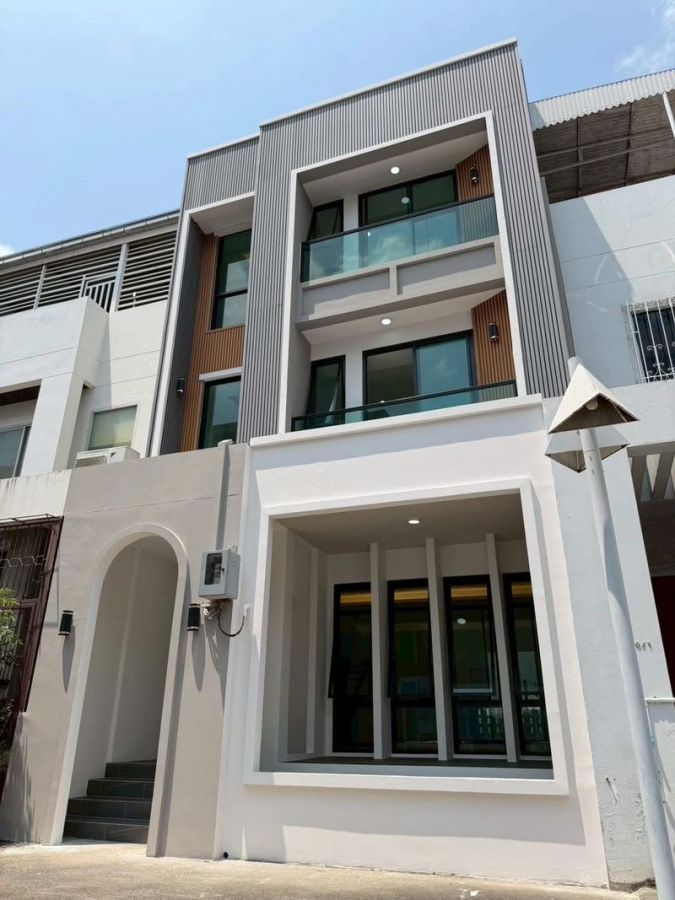 - ขาย ทาวน์โฮมหรู 4.5 ชั้น สุขุมวิท 101 ขนาด 25.9 ตารางวา 4 ห้องนอน มีลิฟต์ส่วนตัว ใกล้ BTS ปุณณวิถี แขวงบางจาก เขตพระโขนง กรุงเทพมหานคร
