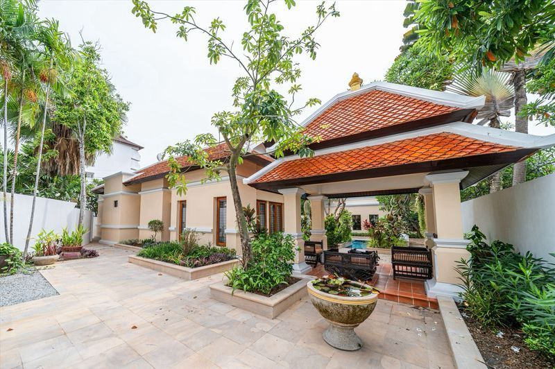 - Luxury Pool Villa close to the beach for sale; Land size 134sq.wah. Located in Soi Na Jomtien 8, close to Pattaya, ขายพูลวิลล่าหรู ใกล้ชายหาด