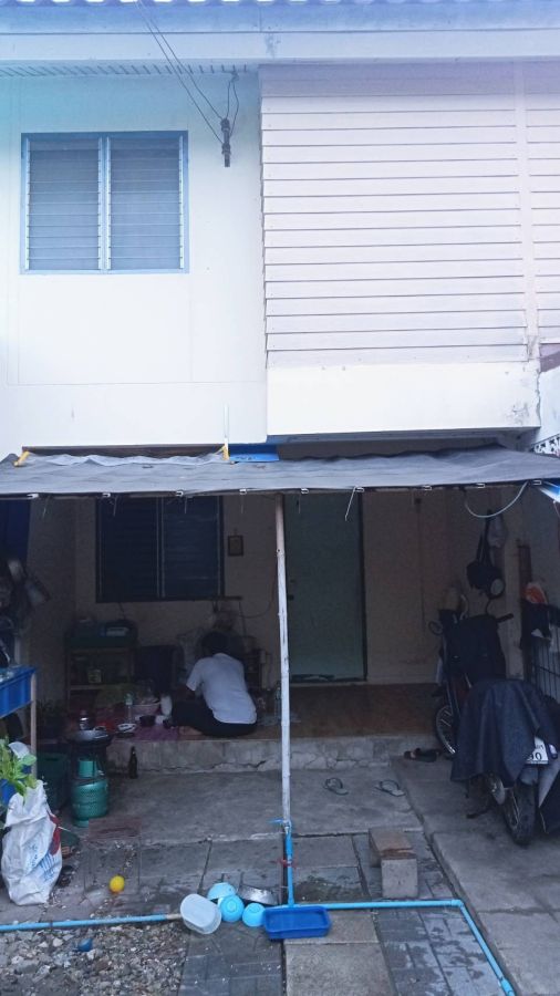 - ขายถูกที่สุดในย่านนี้ ทาวน์เฮ้าส์ 2 ชั้น เอื้ออาทรอยู่วิทยา12 หนองจอก ขนาด 22 ตรว. 2 นอน 1 น้ำ ขายตามสภาพ เหมาะซื้ออยู่เองหรือนักลงทุนนำไปรีโนเวทต่อ