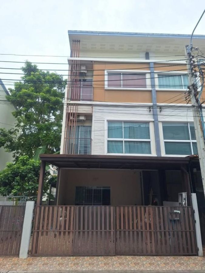 - พื้นที่ใหญ่ 250 ตร.ม.! ปล่อยเช่าทาวน์โฮม 3 ชั้น วิลเลต ซิตี้ พัฒนาการ 38 ขนาด 4 ห้องนอน 3 ห้องน้ำ หน้าบ้านกว้าง 5.5 เมตร จอดรถได้รวม 3 คัน