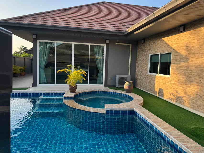 - ขายบ้าน Pool Villa รีโนเวทใหม่ 3 ห้องนอน ขายพร้อมผู้เช่า ห้วยใหญ่ ชลบุรี