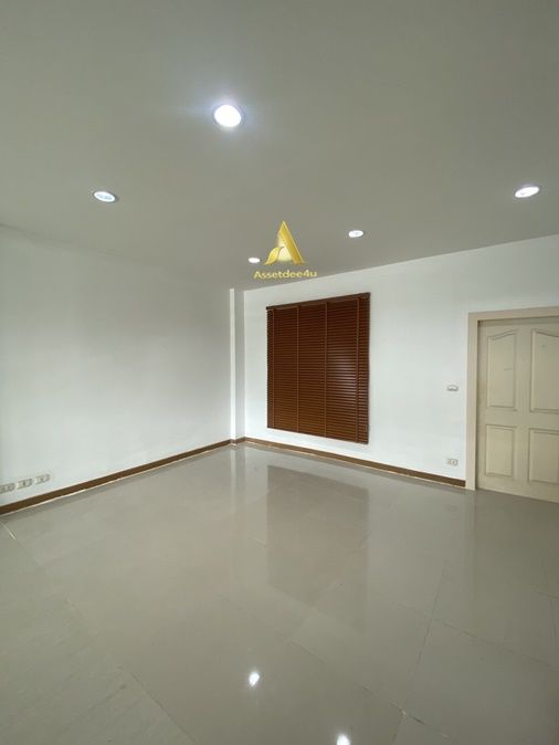 - ให้เช่าโฮมออฟฟิศ 4 ชั้น บ้านกลางเมือง มอนติคาร์โล รัชวิภา 400 ตร.ม. เลี้ยงสัตว์ได้ จดบริษัทได้ เดิน 300m ถึง MRT วัดเสมียนนารี