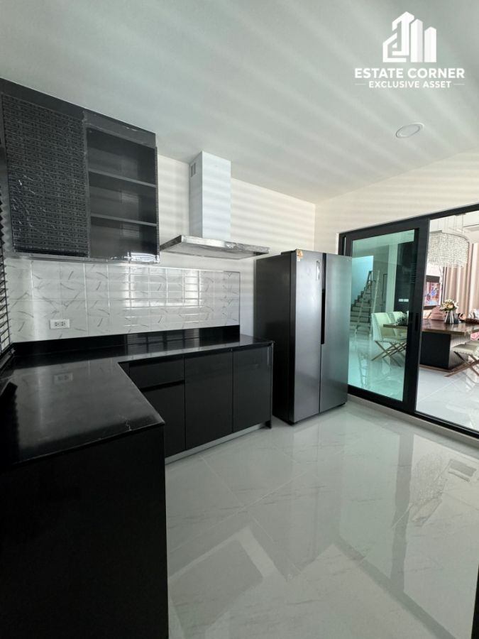 - ขายด่วน! คฤหาสน์หรู Modern Luxury "เดอะ ซิตี้ บางนา" (The City Bangna) ใกล้ MEGA บางนา เพียง 3 นาที! หลังใหญ่ 313 ตร.ม. โถงสูง Double Volume ถึง 2 จุด