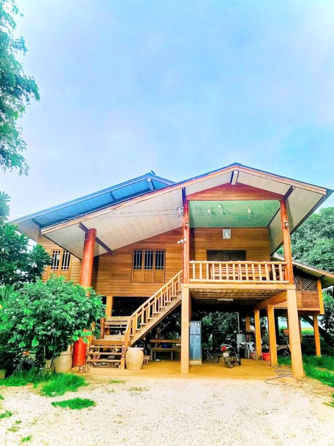 - บ้านไม้สัก ใต้ถุนสูง พร้อมที่ดิน อ.เมืองอุตรดิตถ์