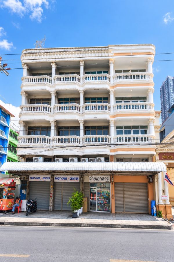 - ให้เช่าตึก 4 ชั้นห้องมุม รีโนเวทใหม่ สวยสะอาด ทำเลทองพระราม 3 เหมาะสำหรับธุรกิจที่ต้องการทั้งหน้าร้าน + พื้นที่เก็บของ/สำนักงานด้านบน