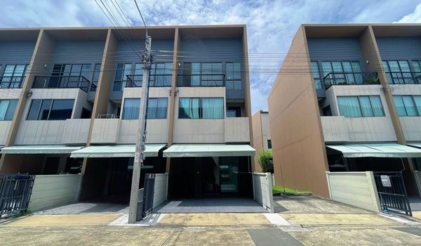 - ทาวน์โฮม บ้านกลางเมือง ลาดพร้าว-เสรีไทย (ซอยเสรีไทย 52) เนื้อที่ 18.5 ตรว. แขวงคันนายาว เขตคันนายาว
