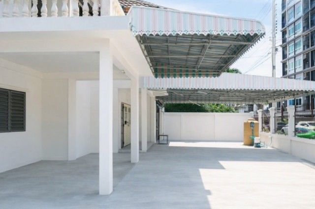 - ใกล้ม.ศิลปากร 1 กม. สำนักงานที่ดิน นครปฐม 850 ม.ลำพยา เมืองนครปฐม ให้เช่าบ้านเดี่ยว 2 ชั้น 5 นอน 2 น้ำที่ดิน 130 ตร.วา.พร้อมโรงจอดรถมีหลังคา