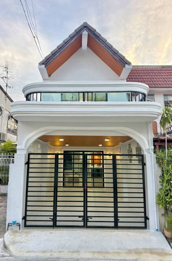 - ขายทาวน์เฮ้าส์ 2 ชั้น หลังมุม หมู่บ้านธนพัฒนา ซอยนนทบุรี 8 แยก 2 เนื้อทึ่ 19 ตารางวา 3 ห้องนอน ซอยประชาอุทิศ 2 ตำบลบางกระสอ อำเภอเมืองนนทบุรี