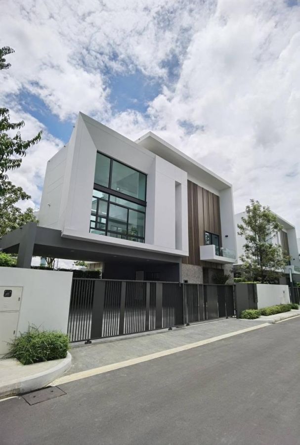 - FOR SALE & RENT! บ้านเดี่ยวหรู 3 ชั้น โครงการ นันทวัน กรุงเทพกรีฑา ทำเลดีติด Wellington International School และใกล้สนามกอล์ฟกรุงเทพกรีฑา