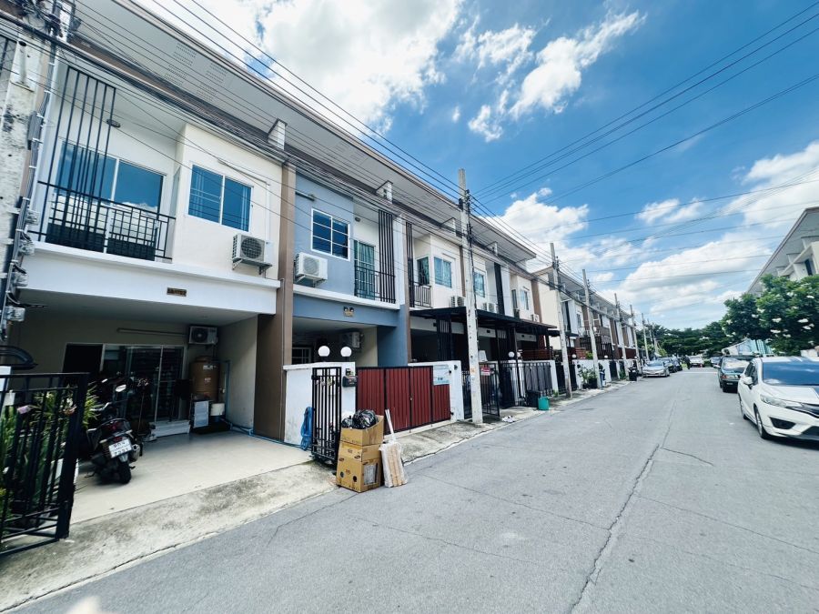 - ทาวน์โฮม เคซี รามอินทรา 7 K.C. Ramintra 7 บ้านพร้อมอยู่ ทำเลหทัยราษฎร์ เดินทางสะดวก