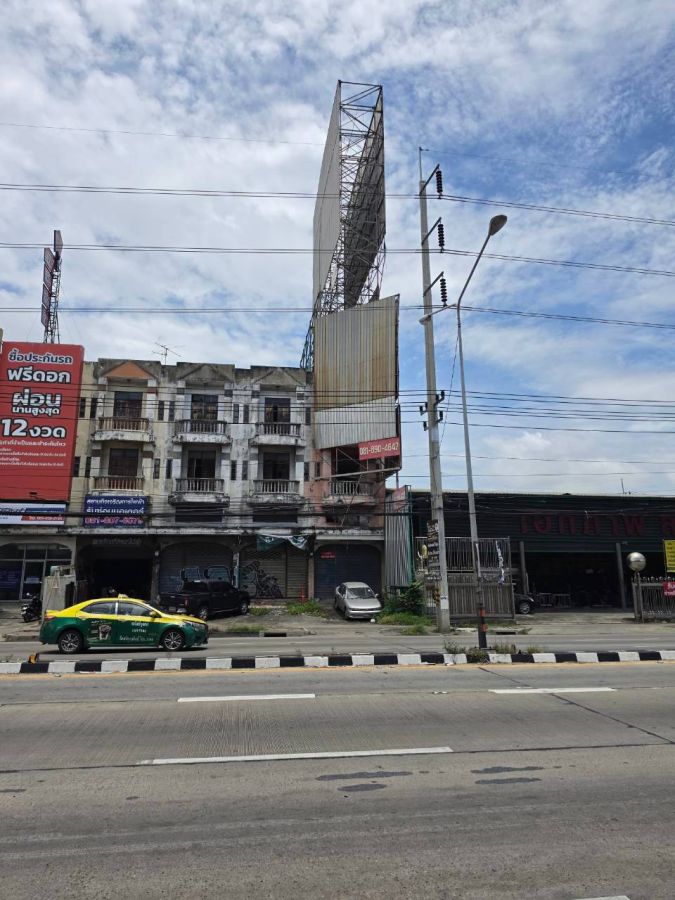 - ขายตึก 3 ชั้นครึ่ง ทำเลดี ติดถนนลำลูกกา คลอง3 ใกล้โรงบาลสินแพทย์ลำลูกกา