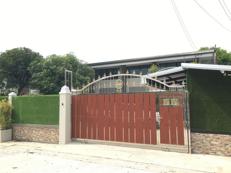 - บ้านเดี่ยวบรรยากาศรีสอร์ต! ให้เช่าบ้านเดี่ยวขนาดใหญ่ ซอยรามคำแหง 118 ที่ดินกว้าง 143 ตร.วา 5 ห้องนอน 4 ห้องน้ำ พร้อมห้องออฟฟิศขนาดใหญ่