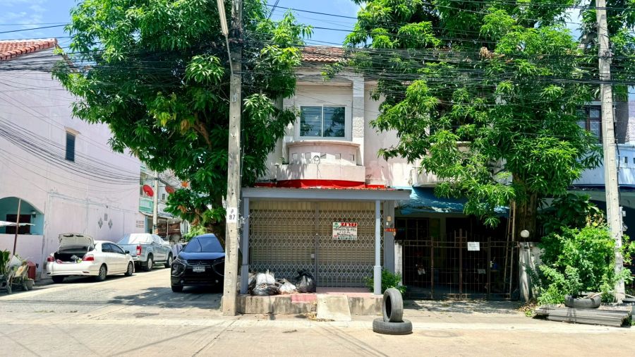 - บ้านปิยวรารมย์ เฟส 3 ทาวน์เฮ้าส์ 2 ชั้น ทำเลดี ใกล้รถไฟฟ้าสายสีม่วง