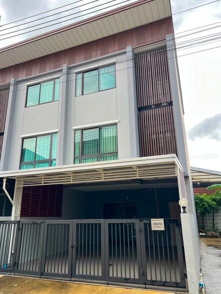 - ให้เช่าบ้านทาวน์โฮม 3 ชั้น หมู่บ้านโครงการ สิริเฮ้าท์ รัชดา 18 SIRIHOUSE
