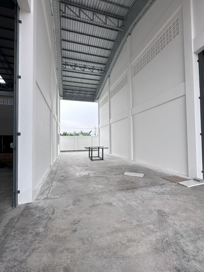 - ให้เช่าโกดังพร้อมสำนักงาน ขนาด 1,000 ตร.ม. ย่านพุทธมณฑลสาย 5 ไร่ขิง อ.สามพราน จ.นครปฐม