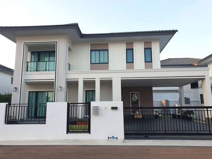 - ให้เช่าบ้าน เป็นบ้านใหม่ 2 ชั้น 73 ตร.วา เฟอร์นิเจอร์บิ้วอินใหม่ทุกห้องและเครื่องใช้ไฟฟ้าใหม่ครบทุกห้อง ในสนามกอล์ฟอีสเทริ์นสตาร์