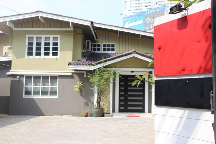 - ทำเลทองติด MRT ลาดพร้าว เพียง 20 เมตร! ให้เช่าบ้านเดี่ยว 2 ชั้น เนื้อที่ใหญ่ 151 ตร.วา ซอยลาดพร้าว 17 ตกแต่งรีโนเวทพร้อมทำออฟฟิศ