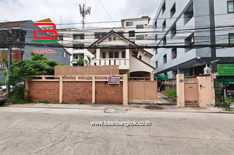 - ที่ดินพร้อมบ้านเดี่ยว ซอยรามคำแหง 24 แยก 4 เนื้อที่ 60 ตรว. (ใกล้มหาวิทยาลัยรามคำแหง) ถนนรามคำแหง แขวงหัวหมาก บางกะปิ