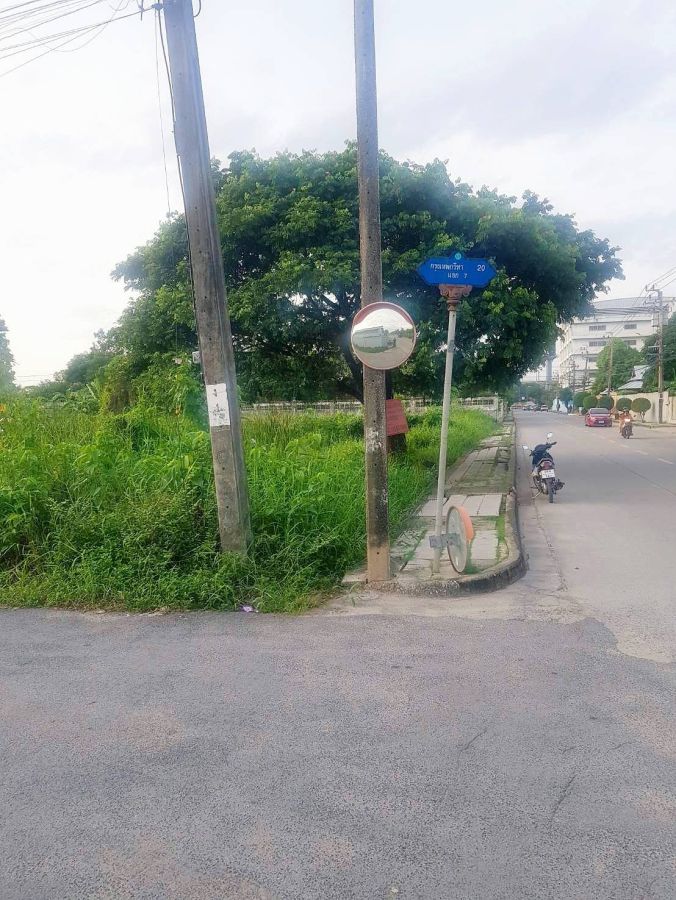 - ขายที่ดินเปล่าแปลงหัวมุม 400 ตรว. กรุงเทพกรีฑา 20 แยก 7 แขวงทับช้าง เขตสะพานสูง กรุงเทพๆ