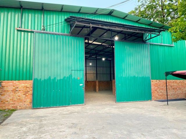 - ตลาดสดบ้านพรุ 450 ม. หาดใหญ่ สงขลา ให้เช่าโกดังคลังสินค้า 600 ตร.ม. บนที่ดิน 2 งาน350 ตร.ม.พร้อมลานกว้าง 300 ตร.ม.ใกล้วัดพระบาท 600 ม.