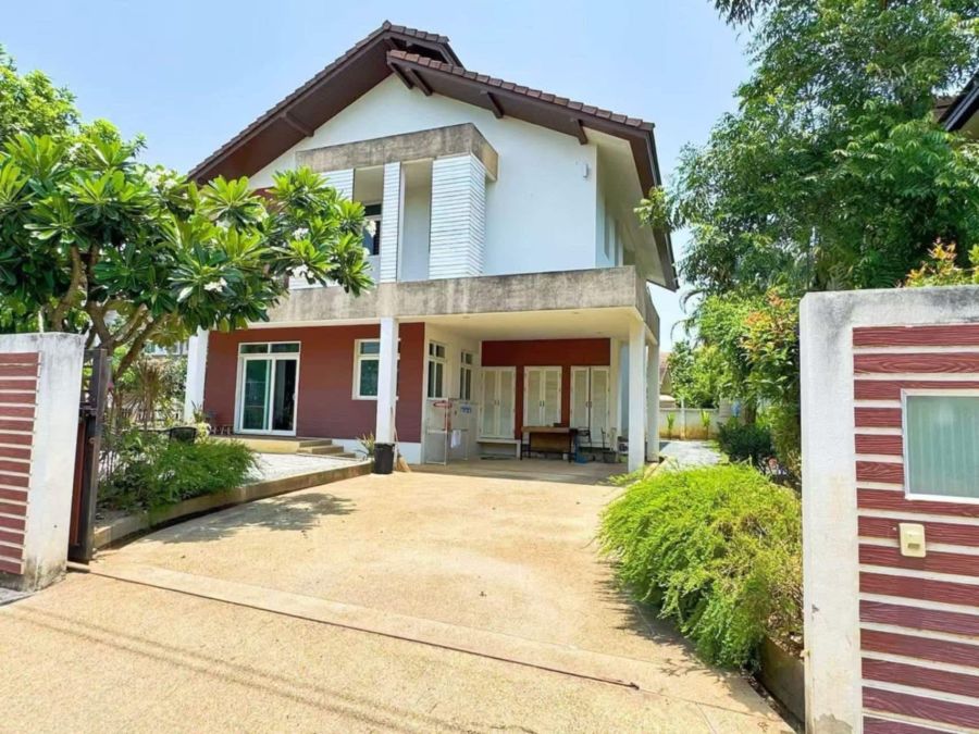 - ขายบ้านเดี่ยวหลังมุมในเมืองเชียงใหม่ ที่ดิน 111 ตร.ว. 4 ห้องนอน ใกล้โรงพยาบาลลานนา ราคา 7.5 ล้าน