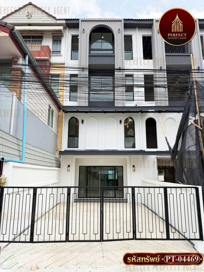 - ขาย ทาวน์โฮม 4 ชั้น ลาดพร้าว 110 รีโนเวทใหม่พร้อมเข้าอยู่ 200 ตรม.