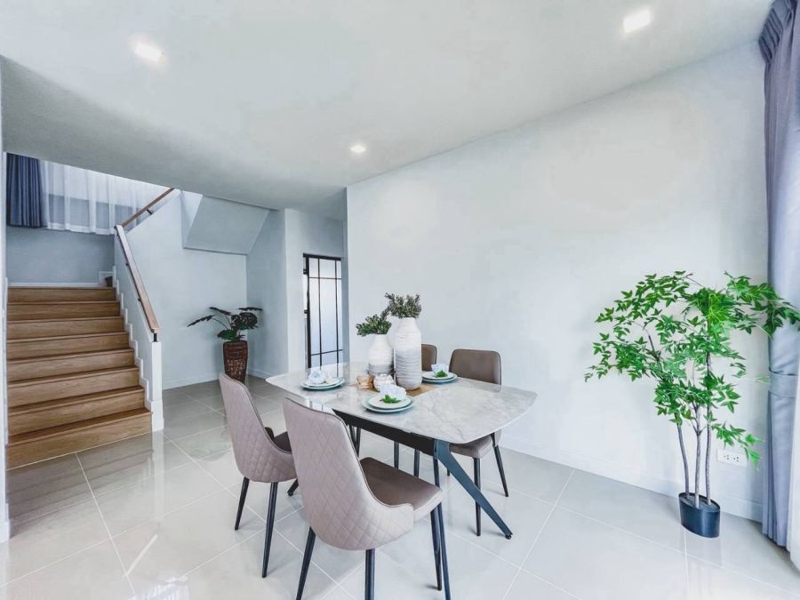 - ให้เช่าบ้านใหม่ | โซนสันทราย เชียงใหม่ บ้านใหม่ พร้อมอยู่ | พื้นที่ใช้สอยประมาณ 177 ตร.ม. | มีทั้งบ้านชั้นเดียวและ 2 ชั้น
