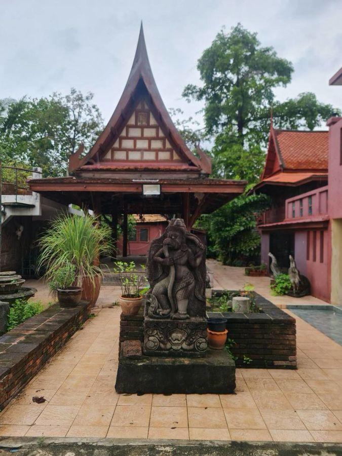 - ขายที่ดินสายไหม พร้อมบ้านเรือนไทยและสระน้ำ ที่ดินผืนสวย บรรยากาศร่มรื่น