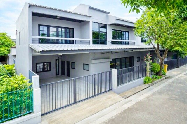 - เซ็นทรัล รามอินทรา 400ม.ทาวน์โฮม 2 ชั้น 3นอน 3น้ำ ใกล้BTS วัดพระศรีมหาธาตุ 450ม.โลตัส หลักสี่ พื้นที่ใช้สอย 160ตร.ม.ร่มรื่น ติดถนนพหลโยธิน