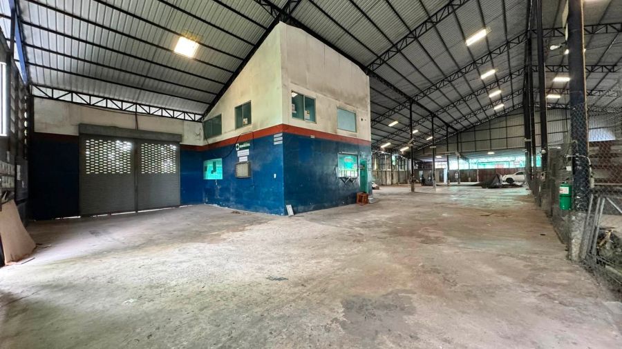 - โกดัง/โรงงานให้เช่าพร้อมออฟฟิศขนาด 1,925 ตร.ม. ย่านบางเขน กรุงเทพฯ