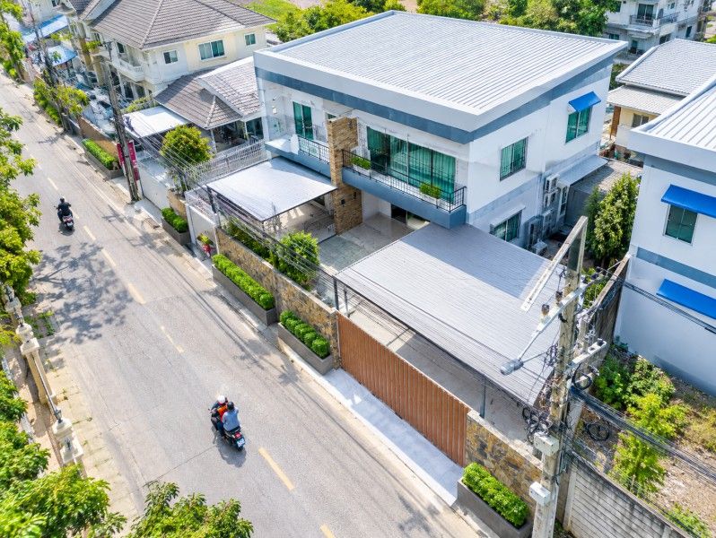 - จอดรถได้ 30 40คัน ให้เช่า 200 ตร.ว. พร้อมสำนักงาน 1,000 ตร.ม. ห้องประชุม และโกดัง 2 ชั้น ติดถนนโพธิ์แก้ว ใกล้สนามไดร์ฟกอล์ฟโพธาลัย