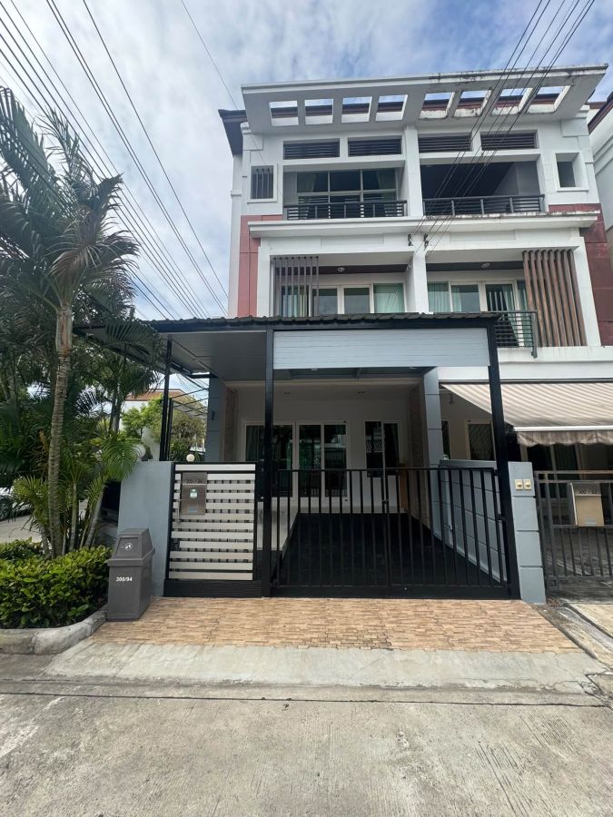- ให้เช่าทาวน์เฮ้าส์ 3 ชั้น บ้านกลางเมือง เออร์บาเนี่ยน พระราม 9-ลาดพร้าว